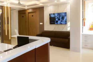 Μια τηλεόραση ή/και κέντρο ψυχαγωγίας στο Mangalam Inn +18 φωτογραφίες