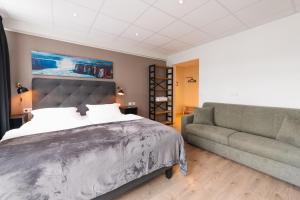 阿克雷里Centrum Hotel的带床和沙发的卧室