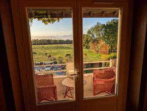 Habitación con ventana con vistas al campo en Auberge Des Chasseurs, en Échenevex