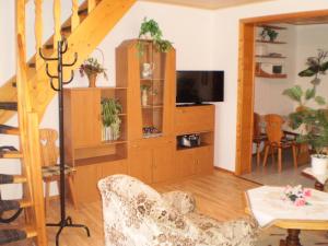 TV a/nebo společenská místnost v ubytování Ferienwohnung Gehrmann In Nossentiner Hütte