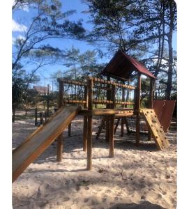 Un parque infantil de madera con un tobogán en la arena. en Flat barra residence-3 pessoas-Fa1204-4, en Río de Janeiro 67 fotos más