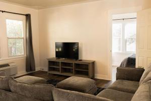 Una televisión o centro de entretenimiento en Yosemite Cottage Retreat- Half Block to Downtown