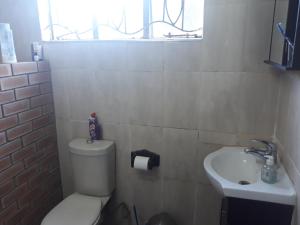 Vannituba majutusasutuses Kalibu Cottage offers you a cozy & private home for your holidays +30 fotot