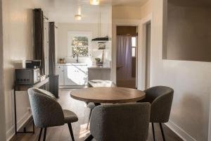 Una cocina o cocineta en Yosemite Cottage Retreat- Half Block to Downtown