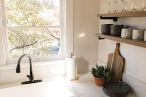 Galería fotográfica de Yosemite Cottage Retreat- Half Block to Downtown en Mariposa 15 fotos más