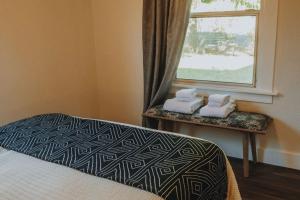 Una cama o camas en una habitación de Yosemite Cottage Retreat- Half Block to Downtown