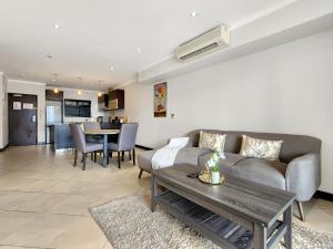 Χώρος καθιστικού στο 906 Icon Luxury Apartments