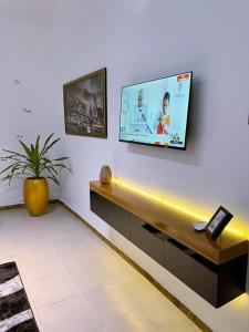Μια τηλεόραση ή/και κέντρο ψυχαγωγίας στο B & L Short-let Apartments