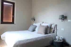 Ένα ή περισσότερα κρεβάτια σε δωμάτιο στο Ferienhaus In Montescudaio Mit Großem Garten