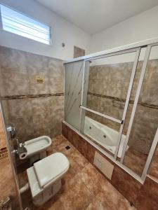 une salle de bain avec toilettes et douche dans l'établissement Aparts Solares, à San Antonio de Arredondo