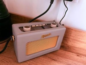 una pequeña radio sobre un suelo de madera en 16 Pilrig Guest House, en Edimburgo