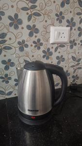 Příslušenství pro přípravu čaje a kávy v ubytování Sandora Home Stay