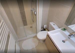 uma casa de banho com um chuveiro, um WC e um lavatório. em Les Voiles d'Azur em La Londe-les-Maures