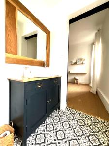 Postel nebo postele na pokoji v ubytování Le Clos Notre Dame hôtel particulier hypercentre Poitiers