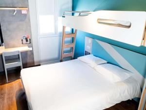 a bedroom with a bunk bed and a ladder at ibis budget Aix en Provence in Aix-en-Provence