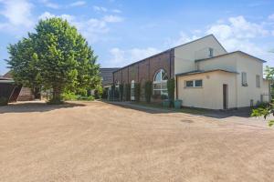 een lege onverharde weg voor een bakstenen gebouw bij Appartement In Süd in Dessau