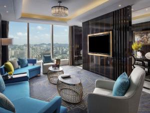 贵阳贵阳亨特索菲特酒店的可以看到城市景观的客厅