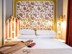 Postel nebo postele na pokoji v ubytování Mercure Paris Notre Dame Saint Germain des Prés