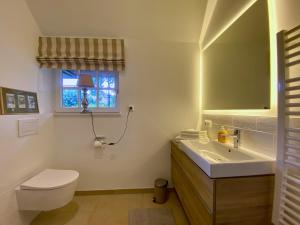 Koupelna v ubytování Cottage am See mit Garten und Kamin + 20 fotografií