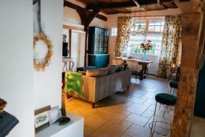 Posezení v ubytování Cottage am See mit Garten und Kamin