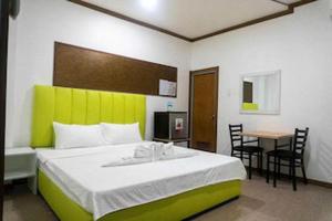 Una cama o camas en una habitación de Collection O JM Lodge Near Clark Airport 15 fotos más