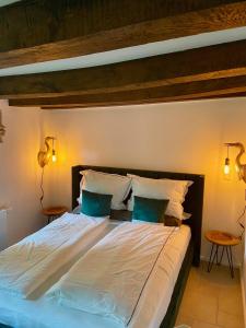 Postel nebo postele na pokoji v ubytování Cottage am See mit Garten und Kamin