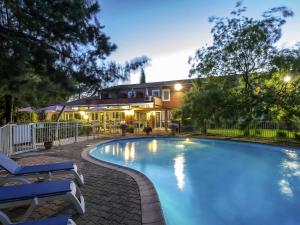 Bazén v ubytování ibis Brignoles Provence Verte nebo v jeho okolí