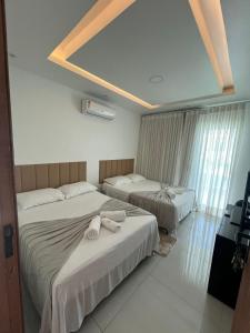 Villa chapman II في بوزيوس: غرفة نوم بها سريرين مع مناشف عليهما +42 صورة