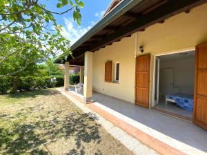 Το κτήριο όπου στεγάζεται  η παραθεριστική κατοικία