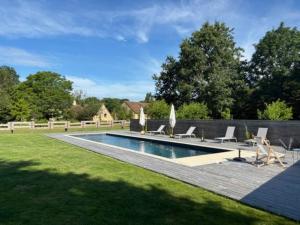 Πισίνα στο ή κοντά στο Bulle de calme bucolique - jardin & piscine privée