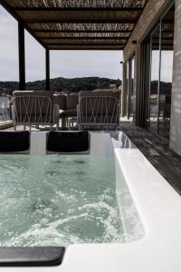 un jacuzzi en la terraza de una casa en Attico Salia, en La Maddalena
