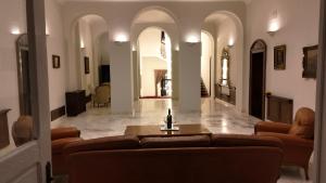 een woonkamer met een bank en een tafel bij Vila Băncii Naționale in Băile Herculane