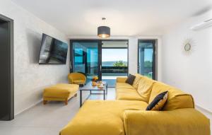 ein Wohnzimmer mit einem gelben Sofa und einem Tisch in der Unterkunft Studio für 1 Personen und 6 Kinder in Crikvenica, Kvarner Bucht Crikvenica und Umgebung in Crikvenica + 31 Fotos