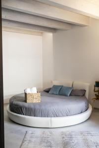 Un dormitorio con una cama grande en una habitación blanca. en Attico Salia, en La Maddalena 18 fotos más