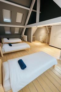 アントワープにあるHouse of Antwerp- 4BDR w Private Gardenのベッドが2つと階段のある部屋 +32枚の写真