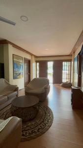 un salon avec un canapé et une table dans l'établissement Crane Island Seafront Villa, 