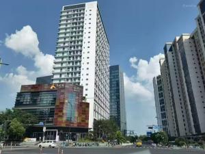 ein hohes weißes Gebäude mitten in einer Stadt in der Unterkunft Yifang Apartment in Hangzhou