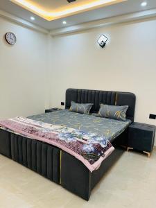 Ένα ή περισσότερα κρεβάτια σε δωμάτιο στο Elfin luxe Homes 1 BHK flat