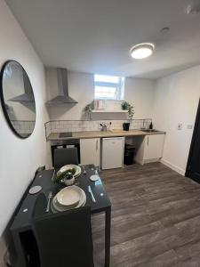 Η κουζίνα ή μικρή κουζίνα στο Modern City Studio Heart of Wolverhampton Appt 5 +2 φωτογραφίες