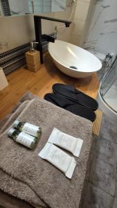 een badkamer met een wastafel, een spiegel en een handdoek bij Centrum z widokiem na góry in Bielsko-Biala +20 foto's