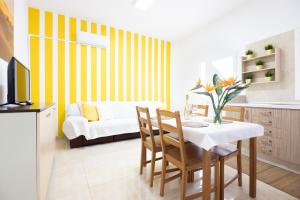 ein Wohnzimmer mit Tisch und Stühlen und einer Couch in der Unterkunft Holiday Esquinita in Juan Grande