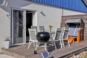 アルテフェーアにあるFerienhaus La Mer In Altefährのデッキ(椅子、テーブル付)