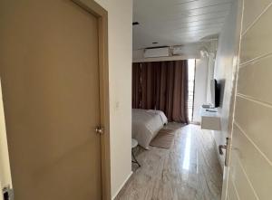 Postel nebo postele na pokoji v ubytování Cornerstone Suites