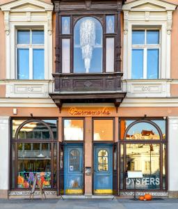 ポズナンにあるOysters & Bubbles Gastro Rooms Rynek Squareのシャンデリアのある建物の正面