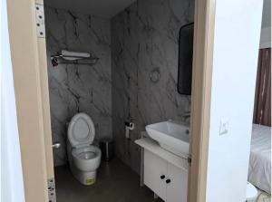 Koupelna v ubytování Cornerstone Suites + 14 fotografií