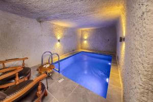 una piscina cubierta en una cueva con techo en Rose Moon Cave, en Nevşehir