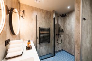 阿克雷里Centrum Hotel的浴室配有淋浴和洗手池