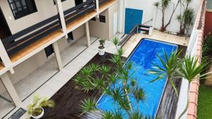 an aerial view of a house with a swimming pool at Pousada Canto da Montanha in Guarujá