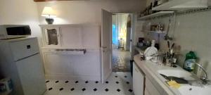 a white kitchen with a sink and a microwave at Mandre-Chiggiato, Sesta Presa in Ca Corniani +14 photos