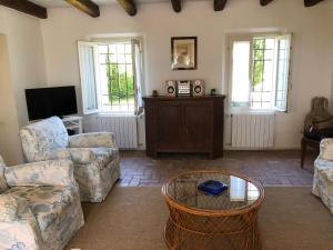 a living room with a couch and a coffee table at Mandre-Chiggiato, Sesta Presa in Ca Corniani